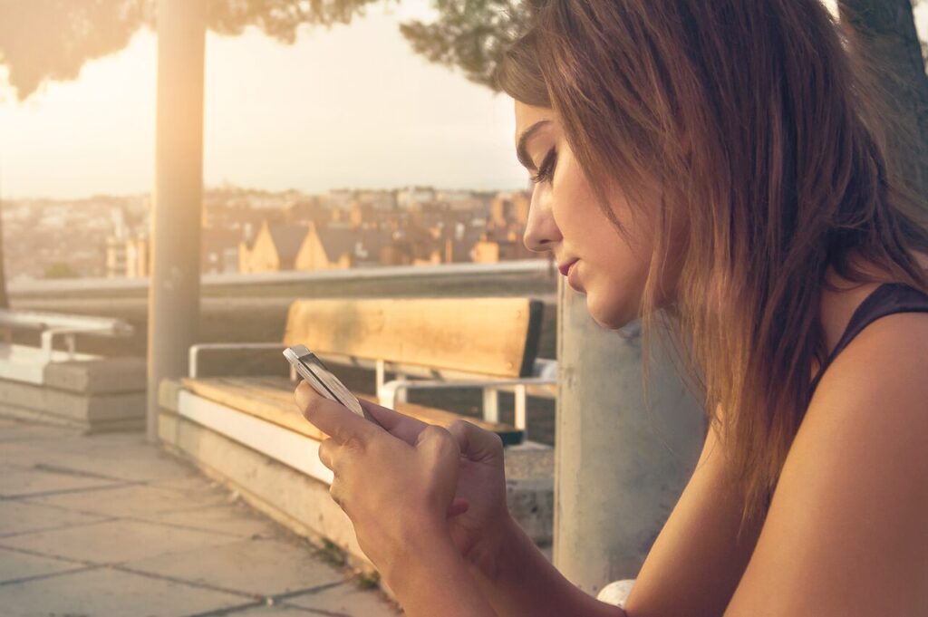 Csevegés telefonon egy AI barátnővel